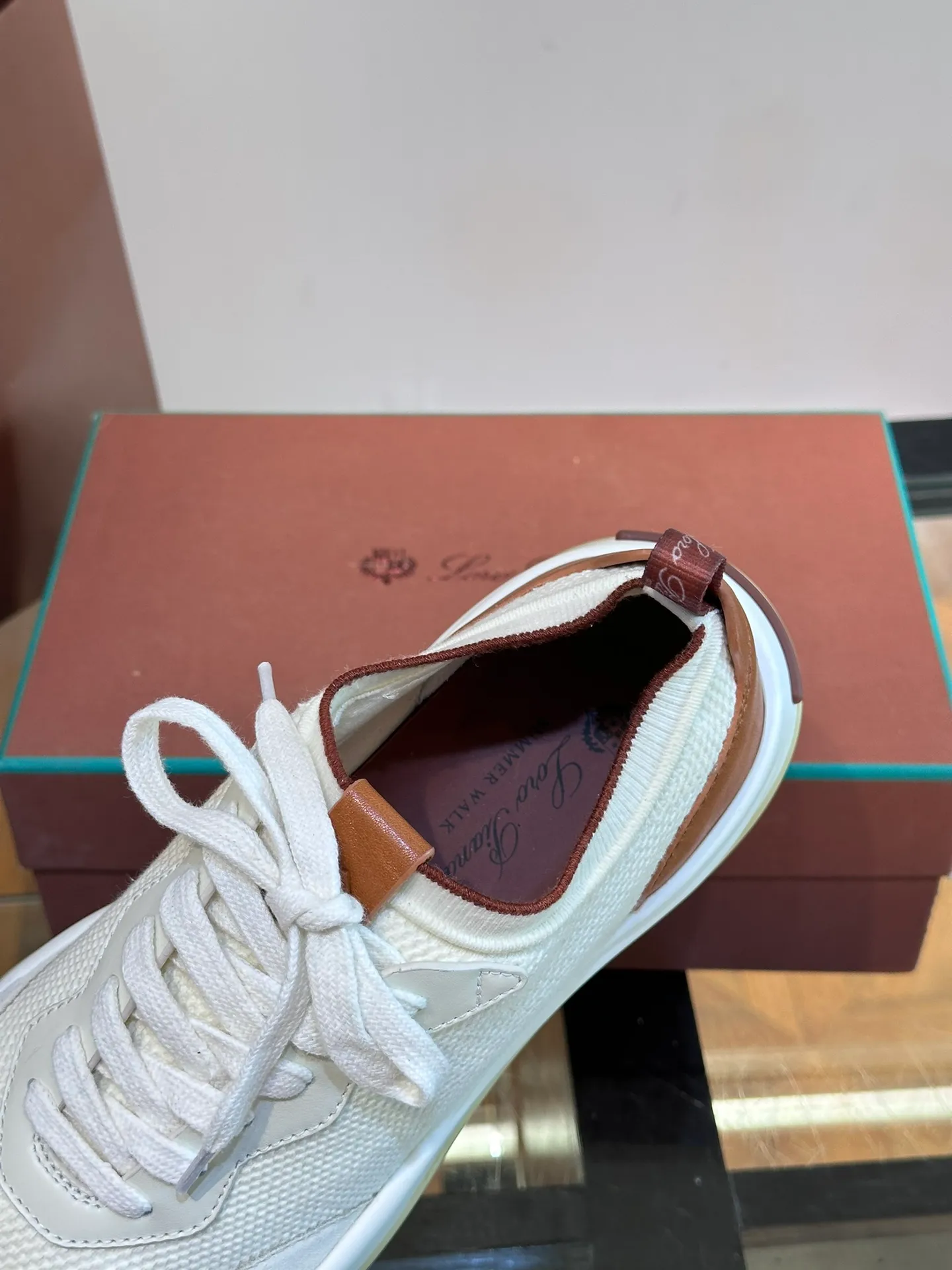 Factory price: 500💰Loro men's shoes💰iana/nuoyoupiana 410 L men's shoes💰 Walk Wish men's sneakers. This sneaker redefines the iconic 360 L men's shoes from a modern perspective💰, using a new shape and a wider silhouette design to create an extraordinary comfortable wearing experience. The ultra-light sole creates a charming modern aesthetic, with a classic slip-on construction and extra laces to wrap your foot for comfort. Smooth calfskin and wool pique knit uppers are paired with a combination suede calfskin lining and logo calfskin foot pads for ultimate comfort and breathability. The toe is inlaid with soft suede embellishments, the heel has contrasting line details, and is matched with an EVA foam and rubber outsole. The upper foot is light, soft and shock-absorbing, making it suitable for daily wear in all seasons. Comes with a full set of original packaging and complete information! Size: 39-44 (45, 46 can be customized)